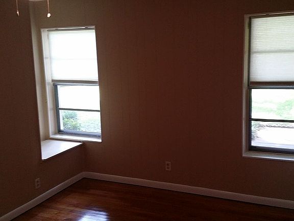 3rd image of 303 Parkview Dr