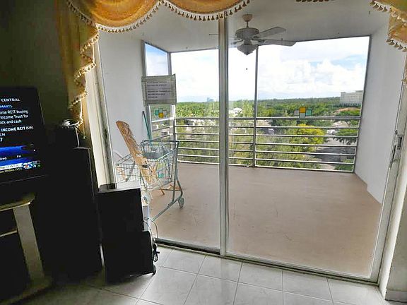 4th image of 3660 NE 166th St APT 811