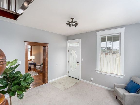 4th image of 108 E 1st Ave