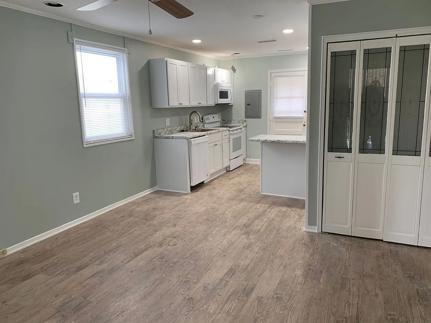 Adorable 2 Bedroom End Unit Convenient to W. Friendly Ave — Photo 2