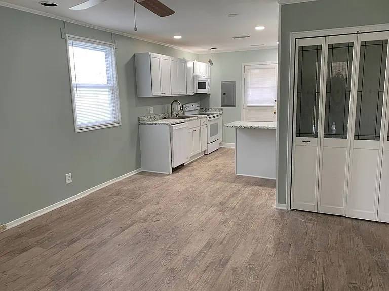 614 N Tremont Dr — Photo 2
