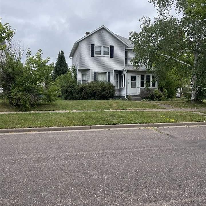 1st image of 722 10th Ave W