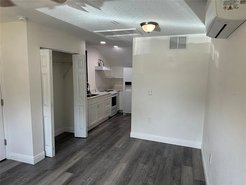 1 bed, 1.0 bath, 300 sqft, $1,650 — Photo 4