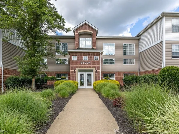 23004 Chandlers Ln APT 220, Olmsted Falls, OH 44138
