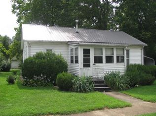 305 E Jackson Ave, Farina, IL 62838