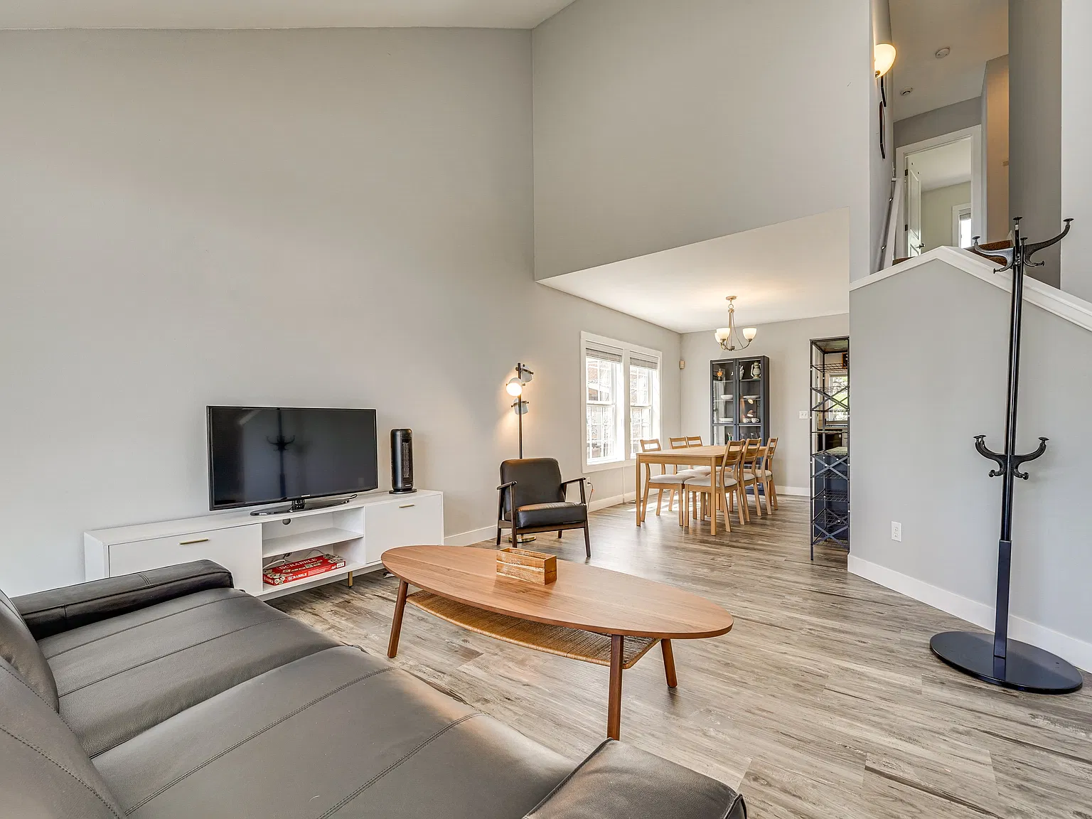 4 bed, 2.5 bath, 2550 sqft, $5,000 — Photo 1