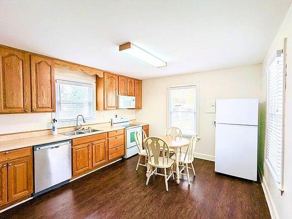 3rd image of 304 Avenue B