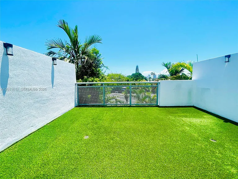 822 NE 19th Ave — Photo 30
