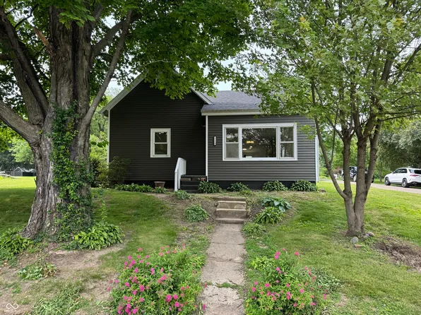 1114 N College St, Veedersburg, IN 47987