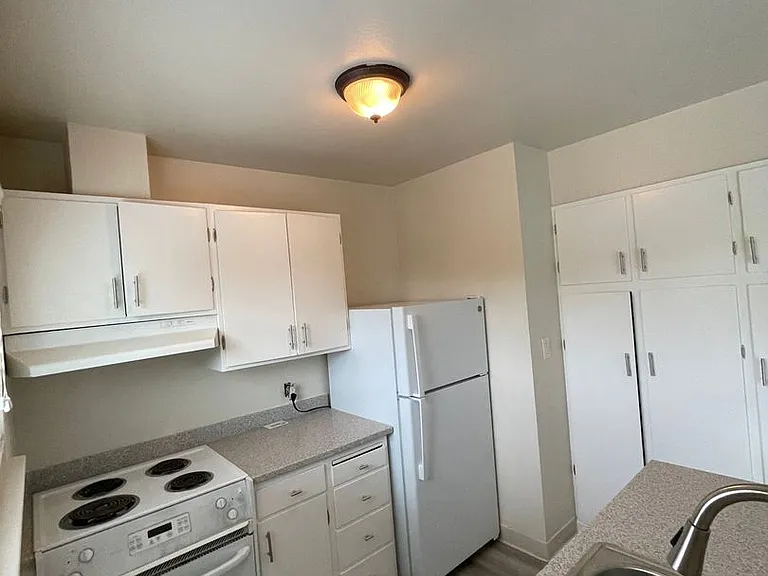 Chateau Apartments — Photo 26