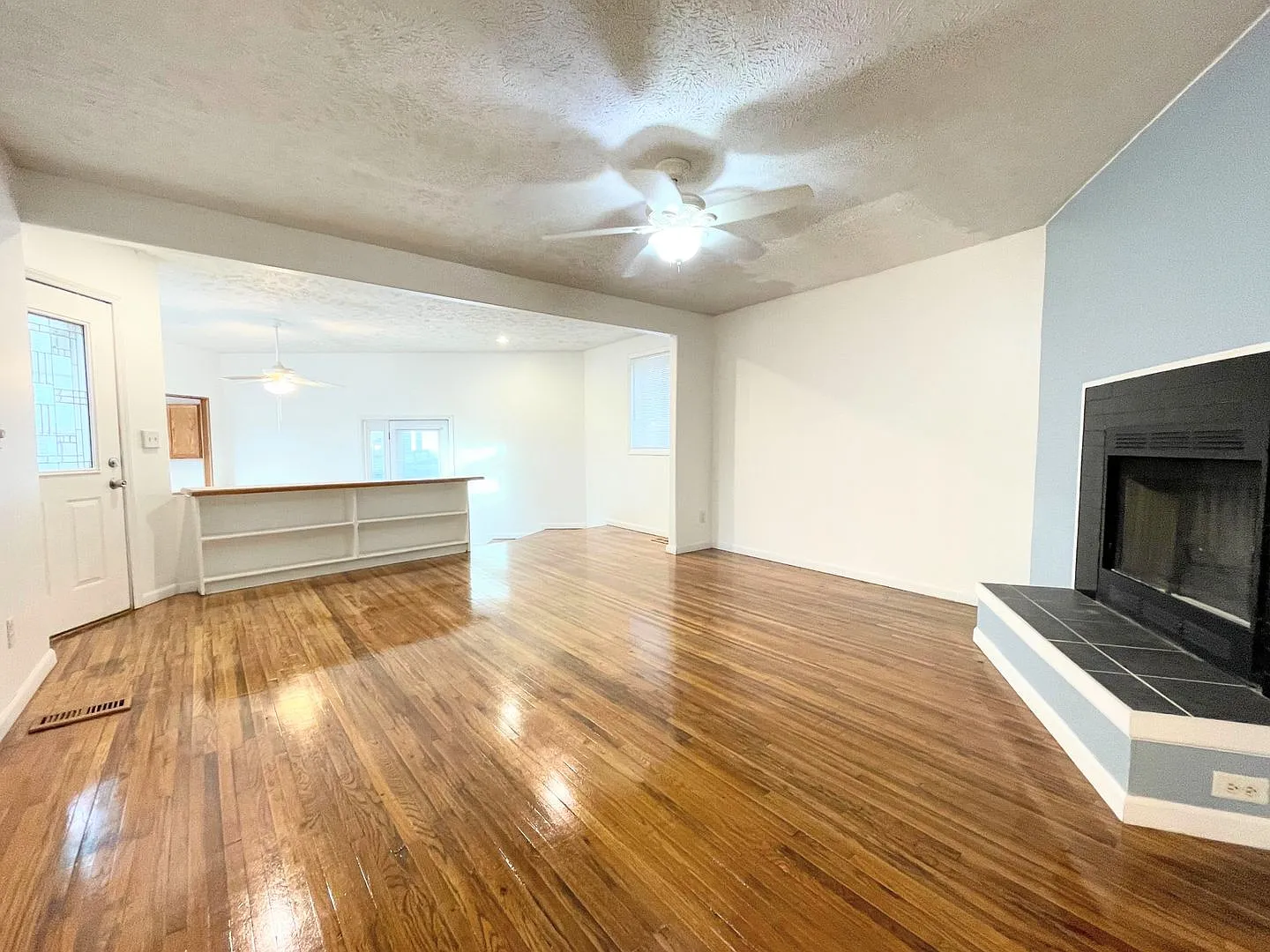 Large 2 bedroom 1 bath home — Photo 3