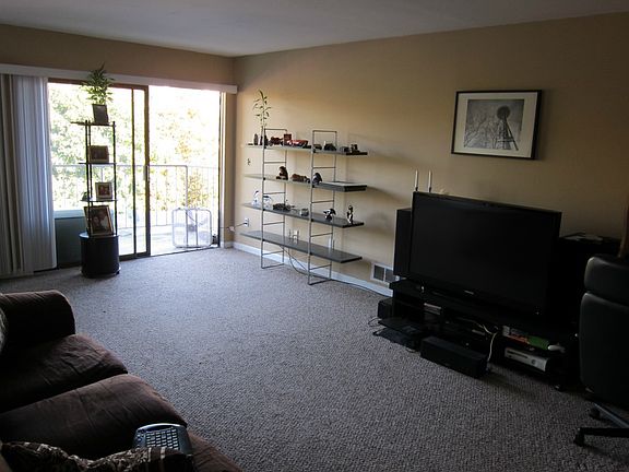 5th image of 2562 Thorndyke Ave W APT 302