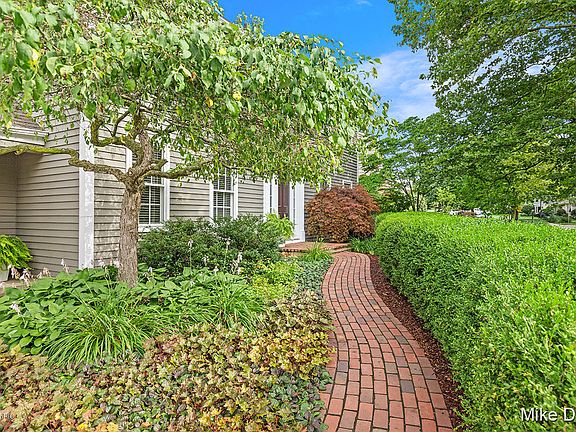 3rd image of 2215 Glen Echo Dr SE
