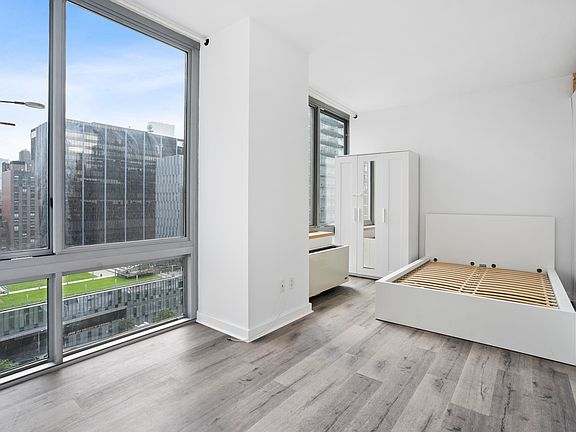 4th image of 225 W 60th St APT 15A