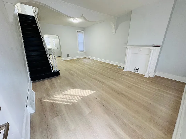 1415 N Hobart St — Photo 6
