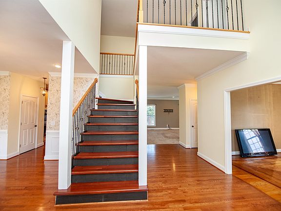 3rd image of 104 Copeland Rd
