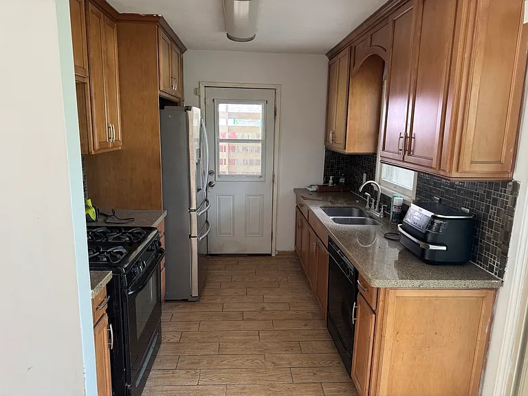 835 Utopia Ln — Photo 13
