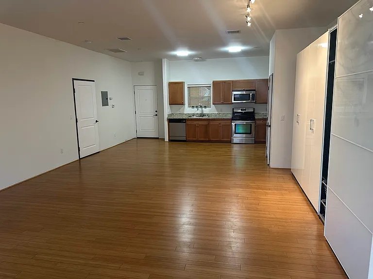 255 W 7th St #26 — Photo 8