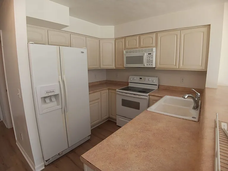 1470 Seneca Dr #D — Photo 2