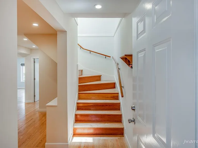 172 Burlwood Dr — Photo 2