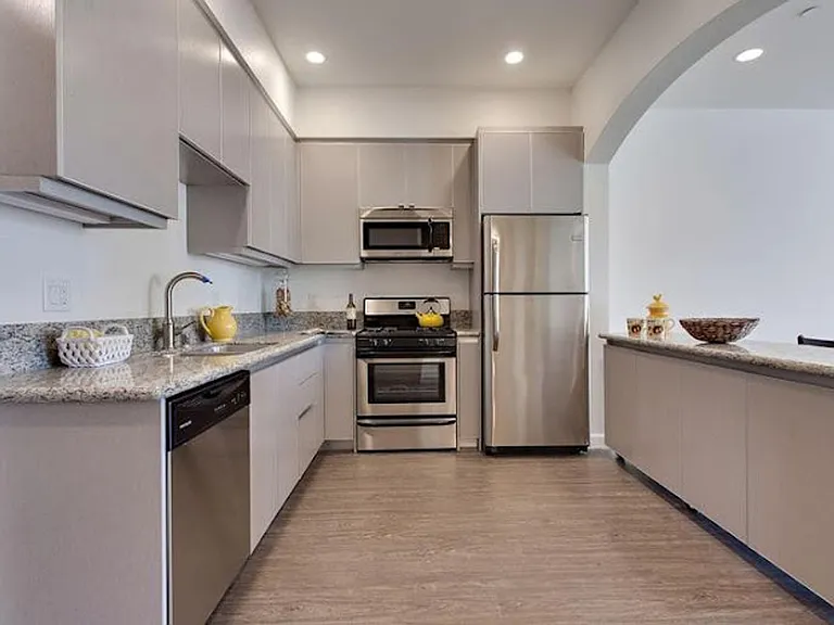 610 Levering Ave — Photo 9