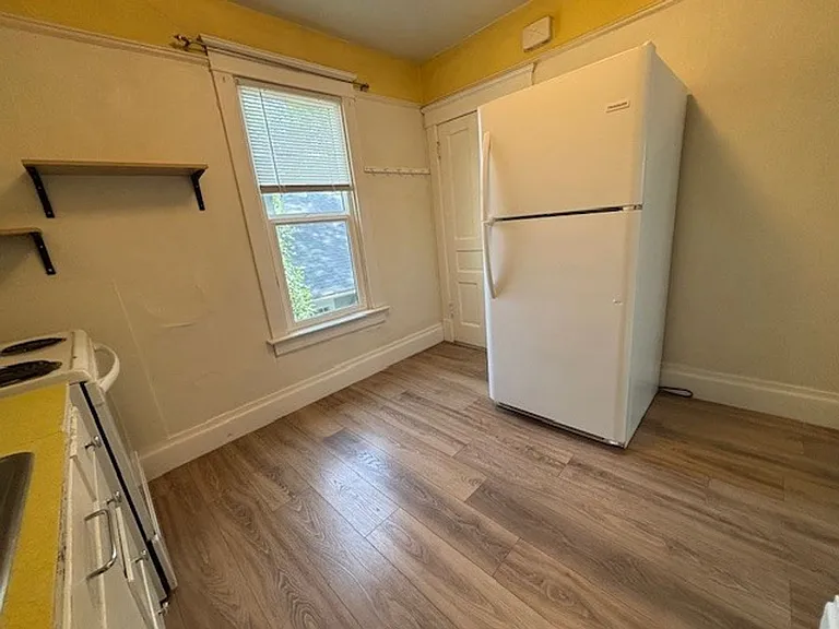 219 S 5th Ave #B — Photo 4