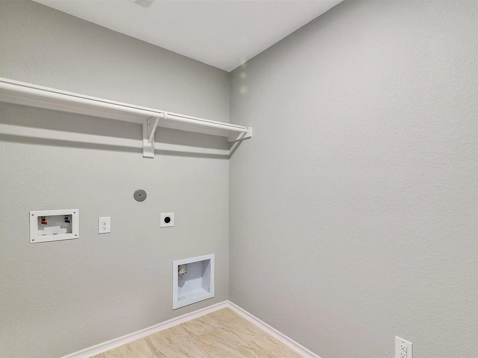 3 bed, 2.0 bath, 1556 sqft, $1,695 — Photo 4