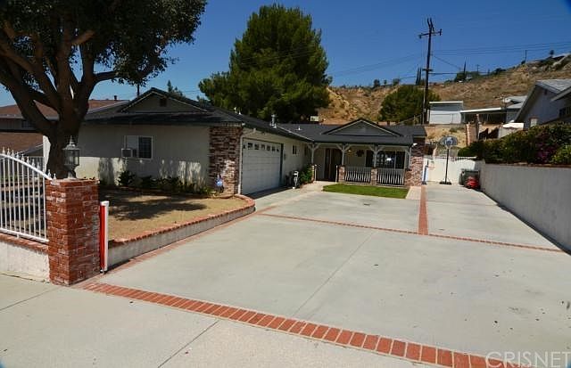 Huge Driveway With RV Parking