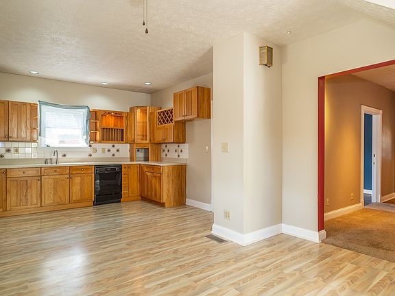 5th image of 10 E Walnut St