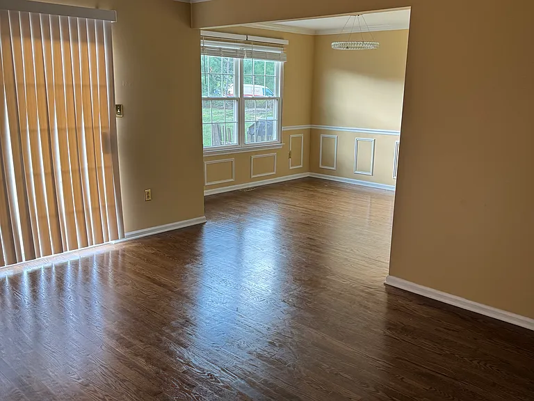 1349 Valley Dr — Photo 3