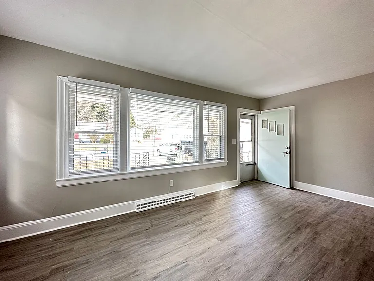 512 Pleasant St — Photo 3