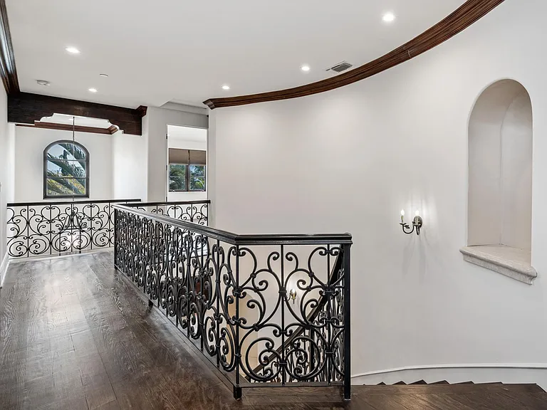 305 N Palm Dr — Photo 5