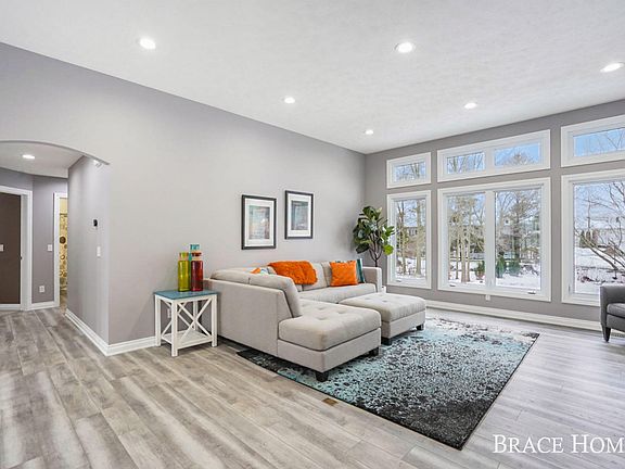 4th image of 7861 Meadowood Dr
