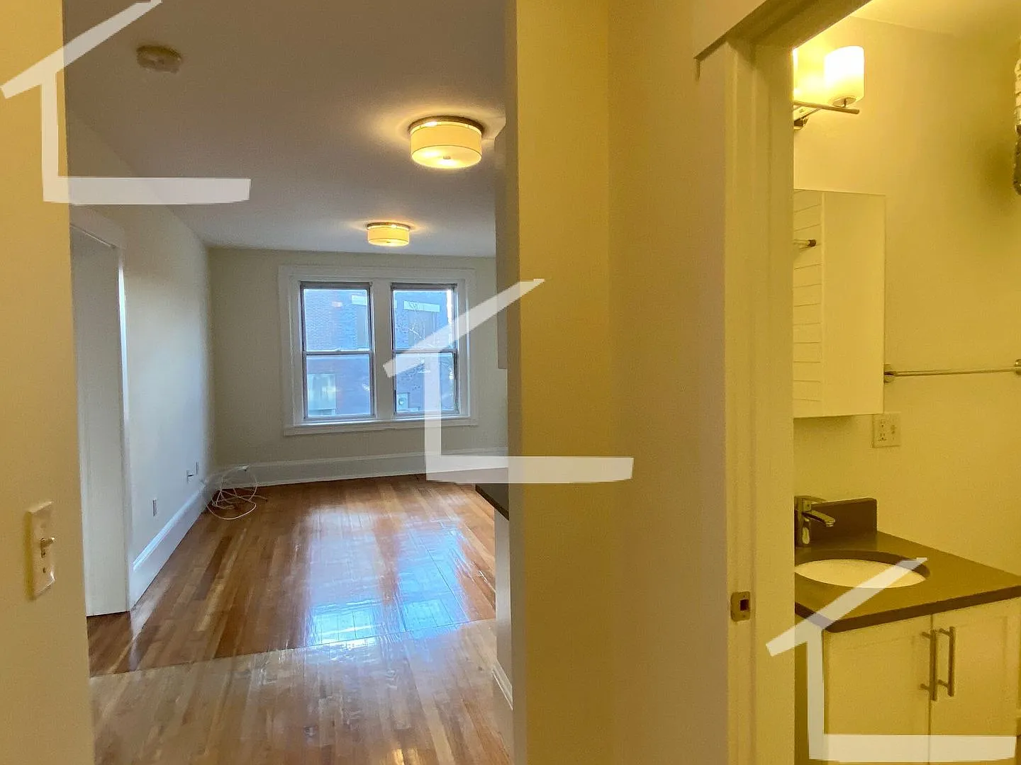 Nice 2 bed in Brookline — Photo 3