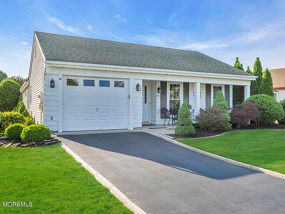 4th image of 160 Buckingham Drive N