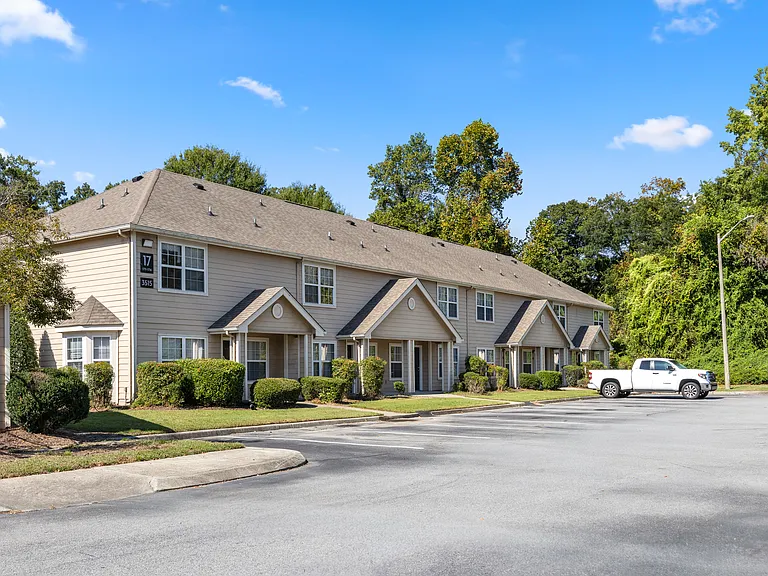 Sunset Pointe Apartments — Photo 63