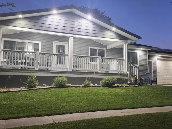 814 Heartland Hills Dr, Waterloo, IA 50701