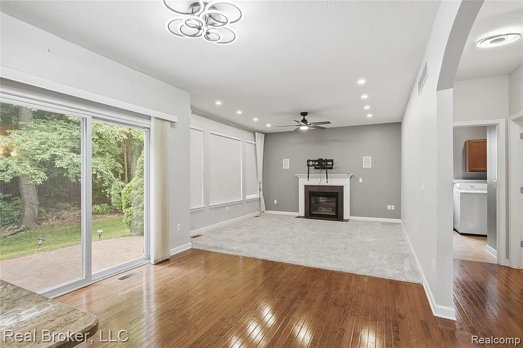 4 bed, 3.5 bath, 3100 sqft, $3,300 — Photo 4