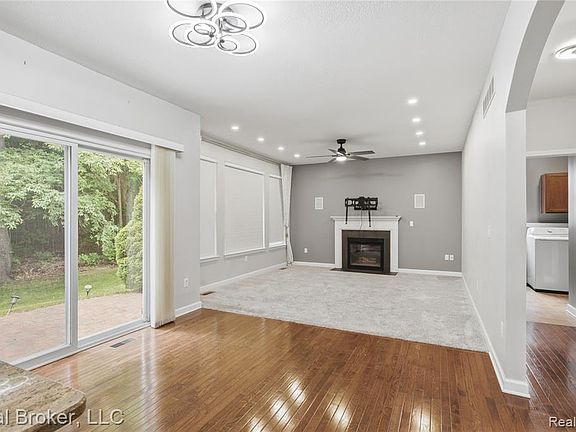 4th image of 26978 Maxwell Ct