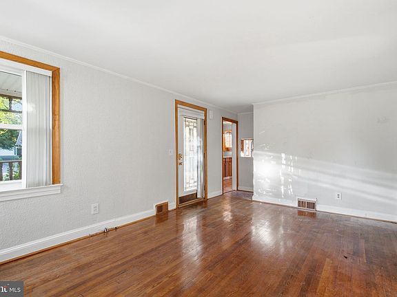5th image of 115 S Spring St