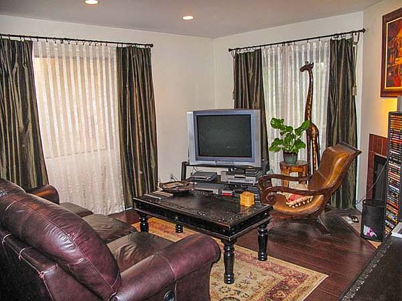 5th image of 10817 Whipple St APT 1