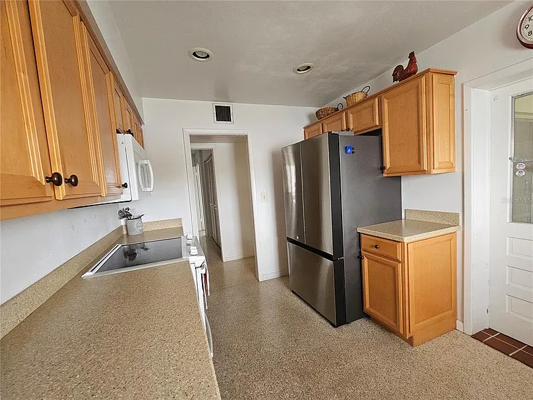 1703 Amhurst Cir — Photo 15