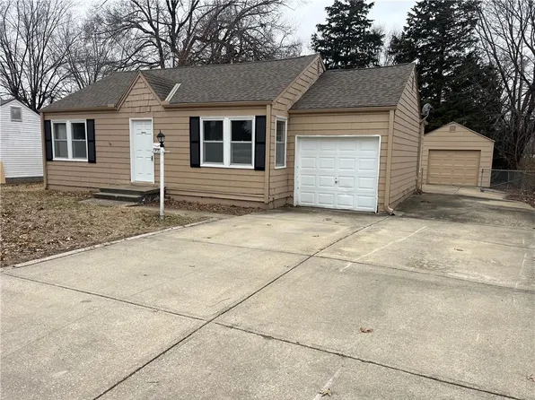 8226 Hardy St, Overland Park, KS 66204