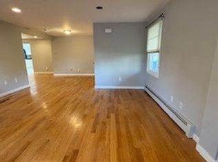 14 Elizabeth St, Branford, CT 06405