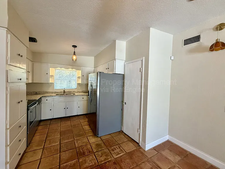 2619 E Washington St — Photo 8