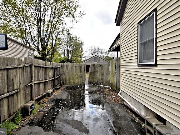 3rd image of 1045 Clinton Ave