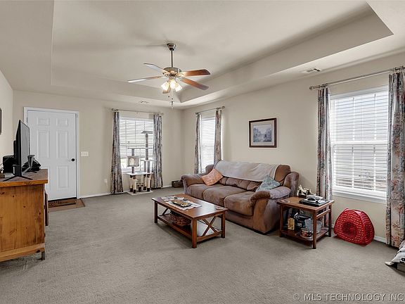 3rd image of 116 W Fairlane Pl