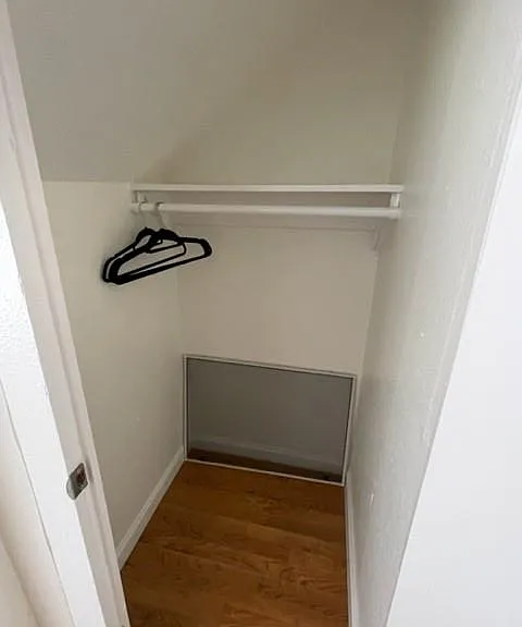 208 Medina St — Photo 13