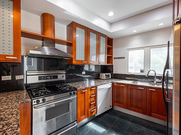 4th image of 1049 N Winchester Ave #Penthouse