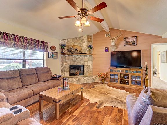5th image of 215 Creekwood Dr.